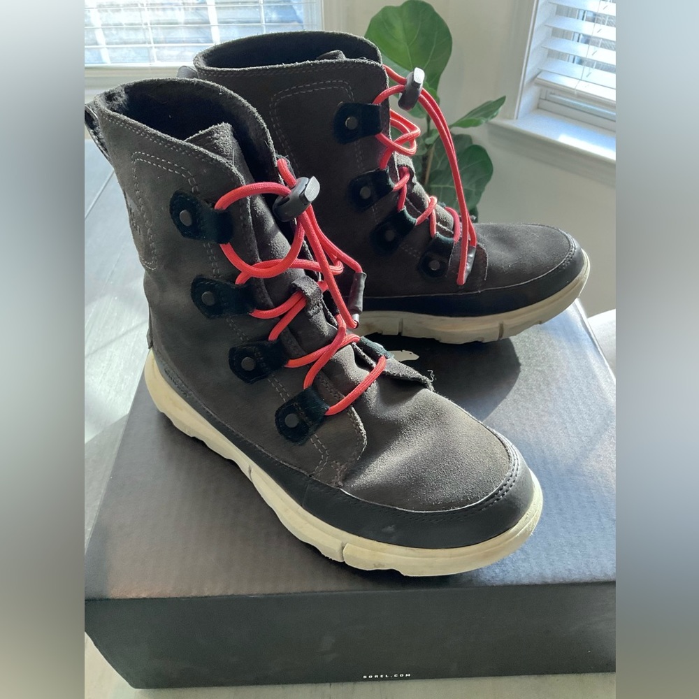 Waterproof, warm Sorel Winter boots for youth size 5.
